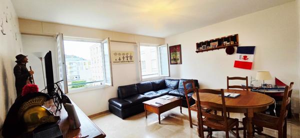 Appartement lumineux de 3 pièces à Étampes avec une place de stationnement.