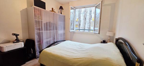 Appartement lumineux de 3 pièces à Étampes avec une place de stationnement.