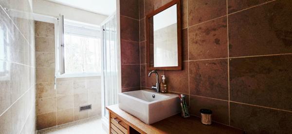 Appartement lumineux de 3 pièces à Étampes avec une place de stationnement.