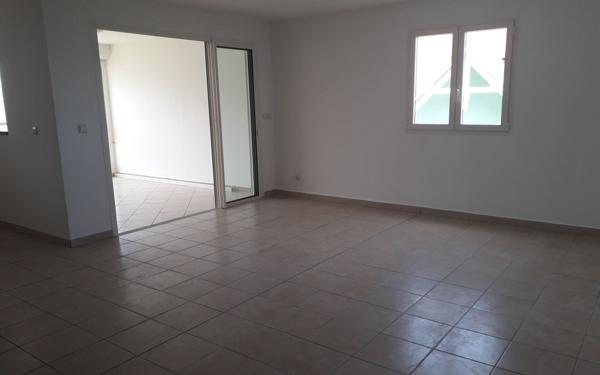 Appartement à louer    4 pièces •  Petit-Bourg