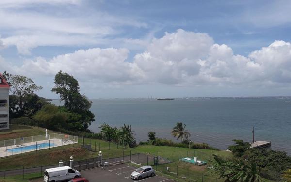 Appartement à louer    4 pièces •  Petit-Bourg