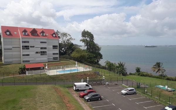 Appartement à louer    4 pièces •  Petit-Bourg