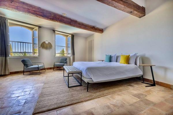 Dpt Vaucluse (84), à vendre au coeur de GORDES Maison de Village de près de 600 m2 avec piscine