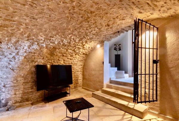 Dpt Vaucluse (84), à vendre au coeur de GORDES Maison de Village de près de 600 m2 avec piscine