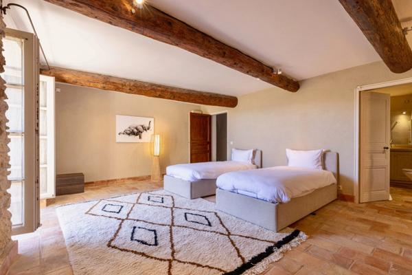 Dpt Vaucluse (84), à vendre au coeur de GORDES Maison de Village de près de 600 m2 avec piscine