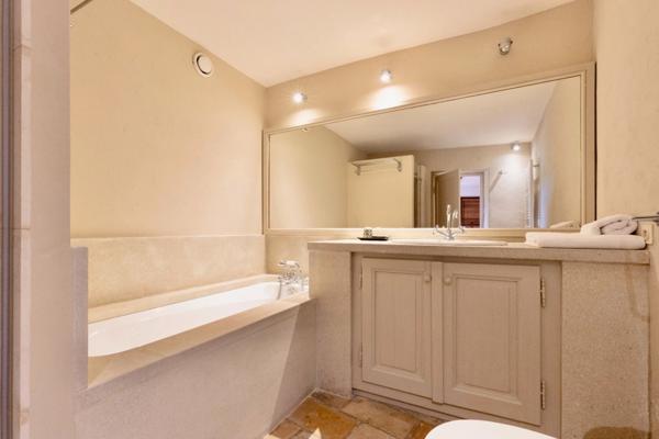 Dpt Vaucluse (84), à vendre au coeur de GORDES Maison de Village de près de 600 m2 avec piscine