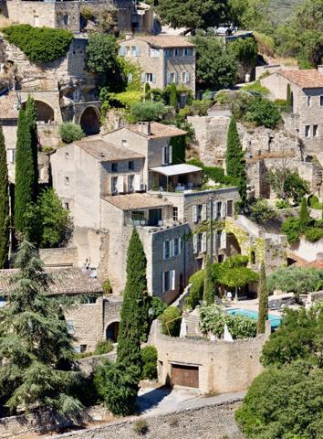 Dpt Vaucluse (84), à vendre au coeur de GORDES Maison de Village de près de 600 m2 avec piscine