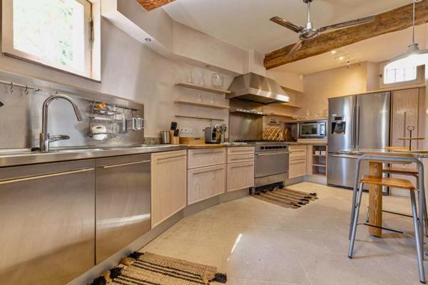 Dpt Vaucluse (84), à vendre au coeur de GORDES Maison de Village de près de 600 m2 avec piscine