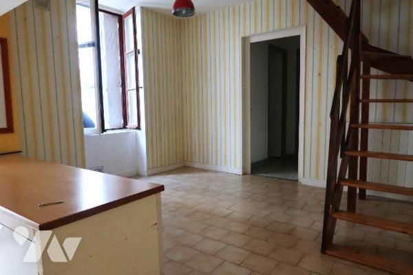 Dans impasse, Maison d'env. 56m2 hab., à rafraîchir, comprenant :
. en rez-de-chaussée : cuisi...