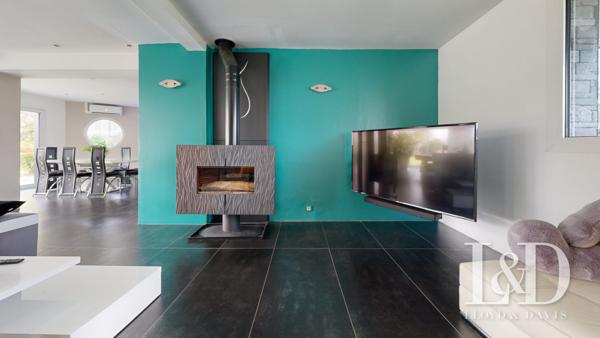 Propriété contemporaine lumineuse avec 5 chambres, grande pièce de vie, piscine chauffée et jardin. Idéale résidence principale ou secondaire.