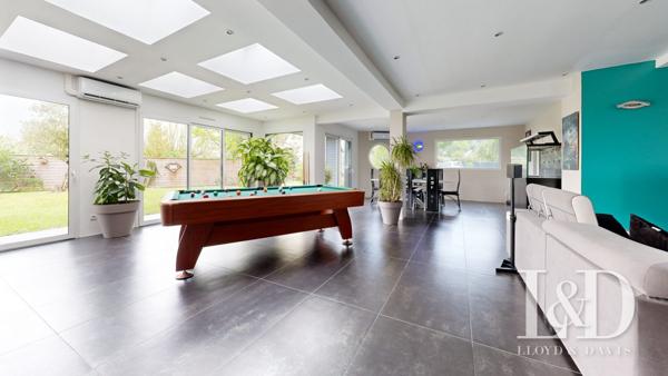 Propriété contemporaine lumineuse avec 5 chambres, grande pièce de vie, piscine chauffée et jardin. Idéale résidence principale ou secondaire.