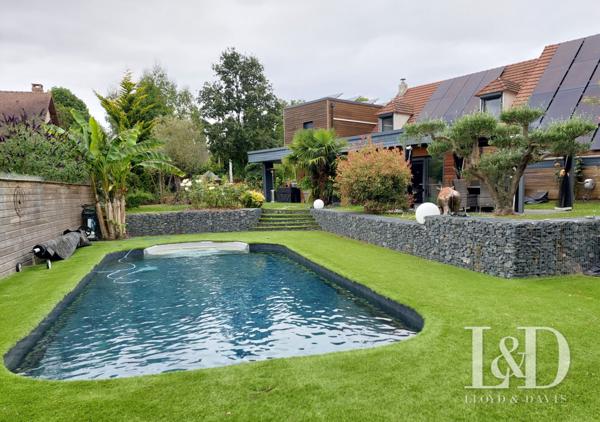 Propriété contemporaine lumineuse avec 5 chambres, grande pièce de vie, piscine chauffée et jardin. Idéale résidence principale ou secondaire.