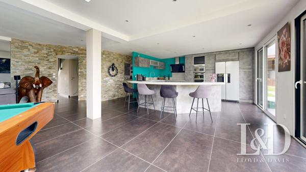 Propriété contemporaine lumineuse avec 5 chambres, grande pièce de vie, piscine chauffée et jardin. Idéale résidence principale ou secondaire.