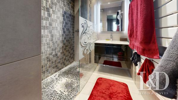 Propriété contemporaine lumineuse avec 5 chambres, grande pièce de vie, piscine chauffée et jardin. Idéale résidence principale ou secondaire.