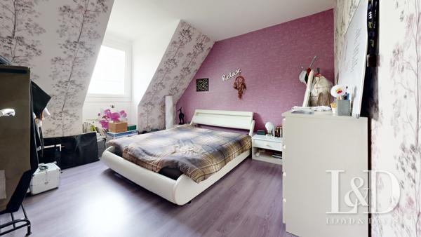 Propriété contemporaine lumineuse avec 5 chambres, grande pièce de vie, piscine chauffée et jardin. Idéale résidence principale ou secondaire.