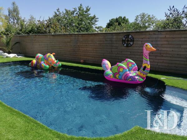 Propriété contemporaine lumineuse avec 5 chambres, grande pièce de vie, piscine chauffée et jardin. Idéale résidence principale ou secondaire.