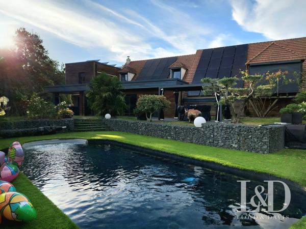 Propriété contemporaine lumineuse avec 5 chambres, grande pièce de vie, piscine chauffée et jardin. Idéale résidence principale ou secondaire.