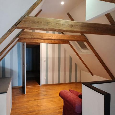 Maison en pierre rénovée avec atelier et jardin privatif