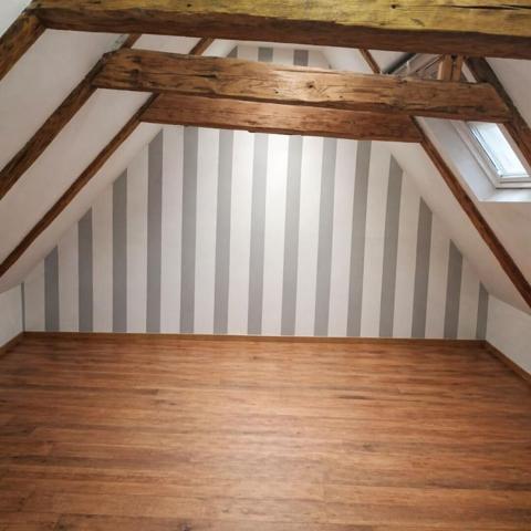 Maison en pierre rénovée avec atelier et jardin privatif