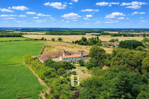 Civray, Maison 4 Chambres -  290 m² à vendre