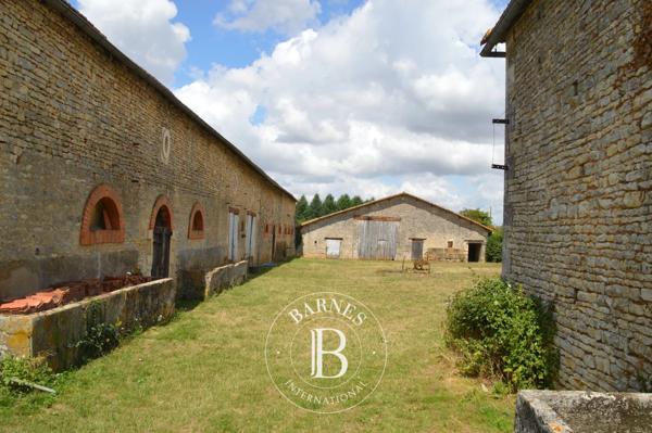 Civray, Maison 4 Chambres -  290 m² à vendre