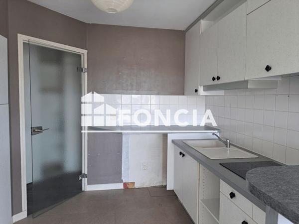 Location Appartement 2 pièces 79.67 m² - 18 AVENUE MAUDET Cholet 49300