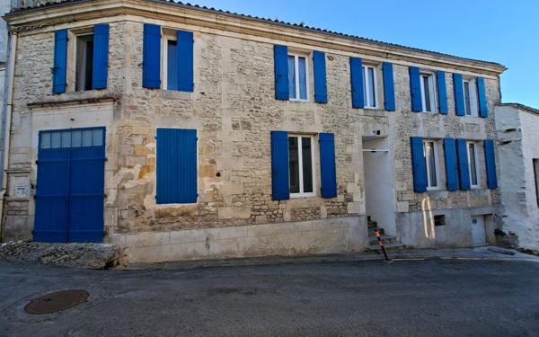 Maison à vendre    6 pièces •  Pont-l'Abbé-d'Arnoult