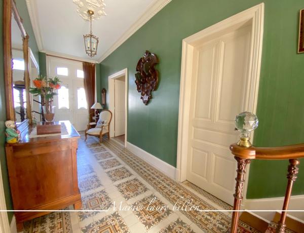 Dpt Deux Sèvres (79), à vendre NUEIL LES AUBIERS maison bourgeoise de 222 m² + dépendances et terrain de 1 041 m²