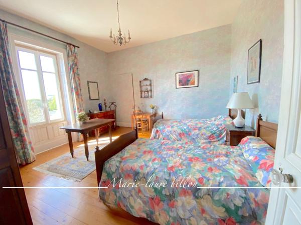 Dpt Deux Sèvres (79), à vendre NUEIL LES AUBIERS maison bourgeoise de 222 m² + dépendances et terrain de 1 041 m²