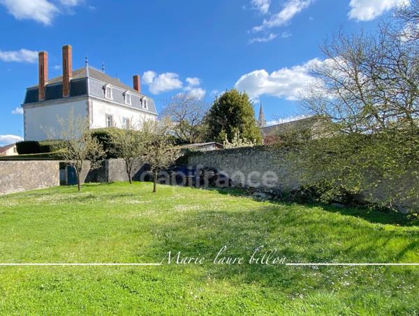 Dpt Deux Sèvres (79), à vendre NUEIL LES AUBIERS maison bourgeoise de 222 m² + dépendances et terrain de 1 041 m²