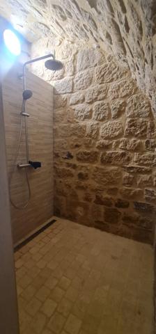 Lieu Inédit - vue 180° - Maison de maître sur promontoire - hameau médiéval - idéal accueil - piscine Ucel (07200)