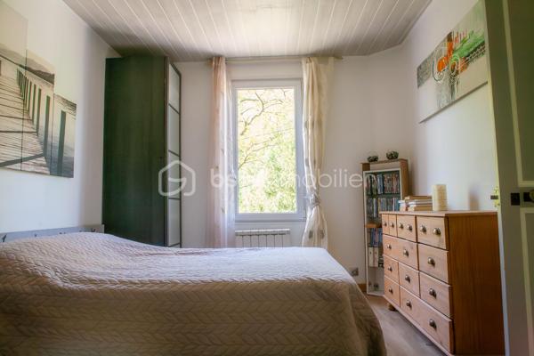 Rare à Largentière !
Maison 106 m² entièrement rénovée, prête à vivre, avec  5291 m² de terrain attenant et non-attenant, et accès privatif à la rivière de la Ligne 
Pièce de vie lumineuse 35 m²
Cuisine équipée avec accès jardin
3 chambres dont 1 avec salle d’eau
Salle de bain + douche
2 caves
Poêle à granulés

 Le vrai plus : un terrain en faïsses en face de la maison avec votre propre berge privée → baignade, détente, potager… un cadre unique !`
 Accès rapide au centre de Largentière (2 min)
Maison située en bord de route (accès facile au quotidien)
 Idéal résidence principale, secondaire ou projet locatif
