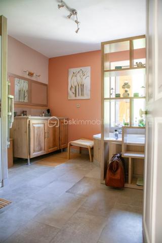 Rare à Largentière !
Maison 106 m² entièrement rénovée, prête à vivre, avec  5291 m² de terrain attenant et non-attenant, et accès privatif à la rivière de la Ligne 
Pièce de vie lumineuse 35 m²
Cuisine équipée avec accès jardin
3 chambres dont 1 avec salle d’eau
Salle de bain + douche
2 caves
Poêle à granulés

 Le vrai plus : un terrain en faïsses en face de la maison avec votre propre berge privée → baignade, détente, potager… un cadre unique !`
 Accès rapide au centre de Largentière (2 min)
Maison située en bord de route (accès facile au quotidien)
 Idéal résidence principale, secondaire ou projet locatif