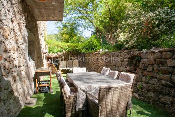 Rare à Largentière !
Maison 106 m² entièrement rénovée, prête à vivre, avec  5291 m² de terrain attenant et non-attenant, et accès privatif à la rivière de la Ligne 
Pièce de vie lumineuse 35 m²
Cuisine équipée avec accès jardin
3 chambres dont 1 avec salle d’eau
Salle de bain + douche
2 caves
Poêle à granulés

 Le vrai plus : un terrain en faïsses en face de la maison avec votre propre berge privée → baignade, détente, potager… un cadre unique !`
 Accès rapide au centre de Largentière (2 min)
Maison située en bord de route (accès facile au quotidien)
 Idéal résidence principale, secondaire ou projet locatif