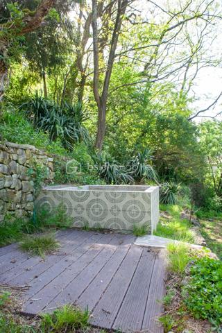 Rare à Largentière !
Maison 106 m² entièrement rénovée, prête à vivre, avec  5291 m² de terrain attenant et non-attenant, et accès privatif à la rivière de la Ligne 
Pièce de vie lumineuse 35 m²
Cuisine équipée avec accès jardin
3 chambres dont 1 avec salle d’eau
Salle de bain + douche
2 caves
Poêle à granulés

 Le vrai plus : un terrain en faïsses en face de la maison avec votre propre berge privée → baignade, détente, potager… un cadre unique !`
 Accès rapide au centre de Largentière (2 min)
Maison située en bord de route (accès facile au quotidien)
 Idéal résidence principale, secondaire ou projet locatif