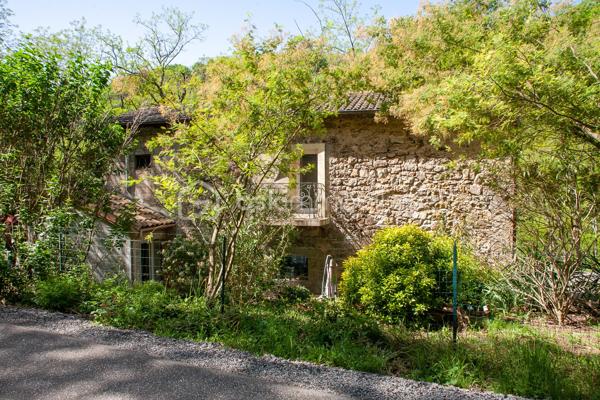 Rare à Largentière !
Maison 106 m² entièrement rénovée, prête à vivre, avec  5291 m² de terrain attenant et non-attenant, et accès privatif à la rivière de la Ligne 
Pièce de vie lumineuse 35 m²
Cuisine équipée avec accès jardin
3 chambres dont 1 avec salle d’eau
Salle de bain + douche
2 caves
Poêle à granulés

 Le vrai plus : un terrain en faïsses en face de la maison avec votre propre berge privée → baignade, détente, potager… un cadre unique !`
 Accès rapide au centre de Largentière (2 min)
Maison située en bord de route (accès facile au quotidien)
 Idéal résidence principale, secondaire ou projet locatif