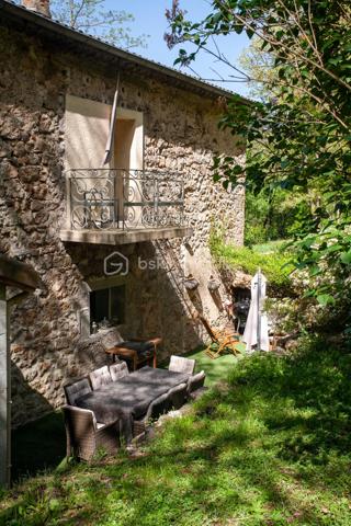 Rare à Largentière !
Maison 106 m² entièrement rénovée, prête à vivre, avec  5291 m² de terrain attenant et non-attenant, et accès privatif à la rivière de la Ligne 
Pièce de vie lumineuse 35 m²
Cuisine équipée avec accès jardin
3 chambres dont 1 avec salle d’eau
Salle de bain + douche
2 caves
Poêle à granulés

 Le vrai plus : un terrain en faïsses en face de la maison avec votre propre berge privée → baignade, détente, potager… un cadre unique !`
 Accès rapide au centre de Largentière (2 min)
Maison située en bord de route (accès facile au quotidien)
 Idéal résidence principale, secondaire ou projet locatif