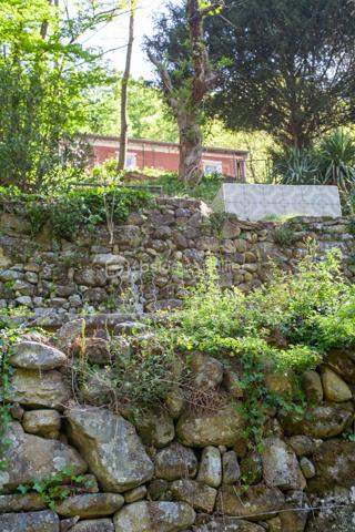 Rare à Largentière !
Maison 106 m² entièrement rénovée, prête à vivre, avec  5291 m² de terrain attenant et non-attenant, et accès privatif à la rivière de la Ligne 
Pièce de vie lumineuse 35 m²
Cuisine équipée avec accès jardin
3 chambres dont 1 avec salle d’eau
Salle de bain + douche
2 caves
Poêle à granulés

 Le vrai plus : un terrain en faïsses en face de la maison avec votre propre berge privée → baignade, détente, potager… un cadre unique !`
 Accès rapide au centre de Largentière (2 min)
Maison située en bord de route (accès facile au quotidien)
 Idéal résidence principale, secondaire ou projet locatif