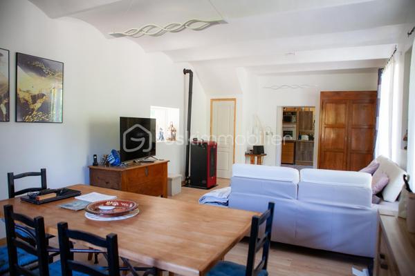 Rare à Largentière !
Maison 106 m² entièrement rénovée, prête à vivre, avec  5291 m² de terrain attenant et non-attenant, et accès privatif à la rivière de la Ligne 
Pièce de vie lumineuse 35 m²
Cuisine équipée avec accès jardin
3 chambres dont 1 avec salle d’eau
Salle de bain + douche
2 caves
Poêle à granulés

 Le vrai plus : un terrain en faïsses en face de la maison avec votre propre berge privée → baignade, détente, potager… un cadre unique !`
 Accès rapide au centre de Largentière (2 min)
Maison située en bord de route (accès facile au quotidien)
 Idéal résidence principale, secondaire ou projet locatif