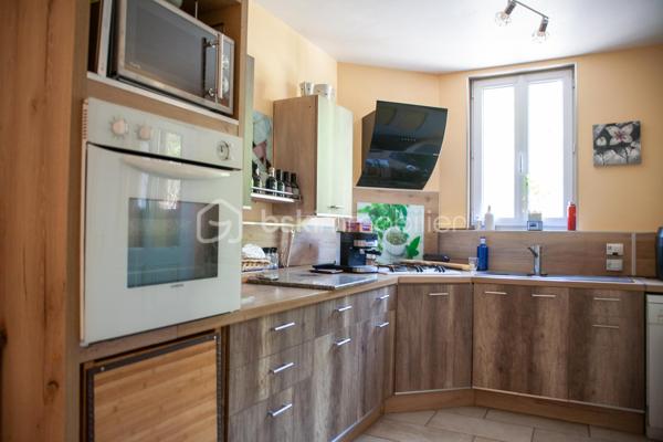 Rare à Largentière !
Maison 106 m² entièrement rénovée, prête à vivre, avec  5291 m² de terrain attenant et non-attenant, et accès privatif à la rivière de la Ligne 
Pièce de vie lumineuse 35 m²
Cuisine équipée avec accès jardin
3 chambres dont 1 avec salle d’eau
Salle de bain + douche
2 caves
Poêle à granulés

 Le vrai plus : un terrain en faïsses en face de la maison avec votre propre berge privée → baignade, détente, potager… un cadre unique !`
 Accès rapide au centre de Largentière (2 min)
Maison située en bord de route (accès facile au quotidien)
 Idéal résidence principale, secondaire ou projet locatif