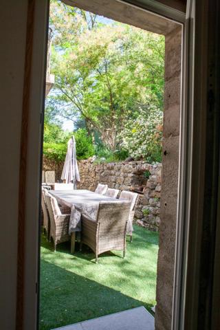 Rare à Largentière !
Maison 106 m² entièrement rénovée, prête à vivre, avec  5291 m² de terrain attenant et non-attenant, et accès privatif à la rivière de la Ligne 
Pièce de vie lumineuse 35 m²
Cuisine équipée avec accès jardin
3 chambres dont 1 avec salle d’eau
Salle de bain + douche
2 caves
Poêle à granulés

 Le vrai plus : un terrain en faïsses en face de la maison avec votre propre berge privée → baignade, détente, potager… un cadre unique !`
 Accès rapide au centre de Largentière (2 min)
Maison située en bord de route (accès facile au quotidien)
 Idéal résidence principale, secondaire ou projet locatif
