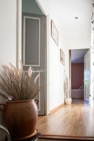 Rare à Largentière !
Maison 106 m² entièrement rénovée, prête à vivre, avec  5291 m² de terrain attenant et non-attenant, et accès privatif à la rivière de la Ligne 
Pièce de vie lumineuse 35 m²
Cuisine équipée avec accès jardin
3 chambres dont 1 avec salle d’eau
Salle de bain + douche
2 caves
Poêle à granulés

 Le vrai plus : un terrain en faïsses en face de la maison avec votre propre berge privée → baignade, détente, potager… un cadre unique !`
 Accès rapide au centre de Largentière (2 min)
Maison située en bord de route (accès facile au quotidien)
 Idéal résidence principale, secondaire ou projet locatif