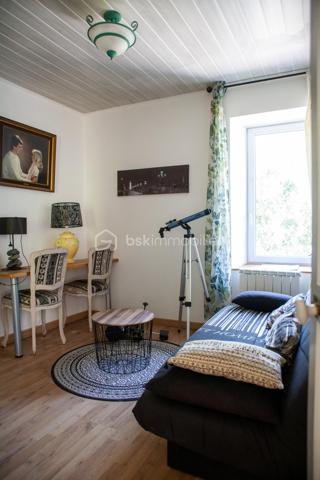 Rare à Largentière !
Maison 106 m² entièrement rénovée, prête à vivre, avec  5291 m² de terrain attenant et non-attenant, et accès privatif à la rivière de la Ligne 
Pièce de vie lumineuse 35 m²
Cuisine équipée avec accès jardin
3 chambres dont 1 avec salle d’eau
Salle de bain + douche
2 caves
Poêle à granulés

 Le vrai plus : un terrain en faïsses en face de la maison avec votre propre berge privée → baignade, détente, potager… un cadre unique !`
 Accès rapide au centre de Largentière (2 min)
Maison située en bord de route (accès facile au quotidien)
 Idéal résidence principale, secondaire ou projet locatif