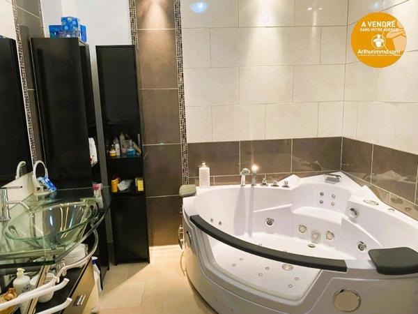 Vente                                                      Villa
                        
                     7 pièces                      189 m2                     à Le Lavandou