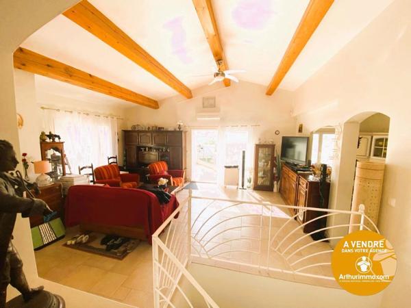 Vente                                                      Villa
                        
                     7 pièces                      189 m2                     à Le Lavandou