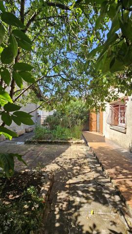 Léguevin.Maison de village à rénover.