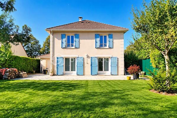 📍 Serris – à deux pas de Val d’Europe, de Disneyland Paris et de la Vallée Village !
Et si vous pouviez profiter d’un cadre de vie calme, familial et recherché, tout en restant à proximité immédiate de tout ce qui compte ?

Bienvenue dans cette belle maison traditionnelle indépendante, située dans un environnement privilégié, au calme du bourg, sur une parcelle de 561 m².
Au rez-de-chaussée :
• 🚪 Une entrée
• 🍽️ Une cuisine indépendante
• ☀️ Un double séjour lumineux, exposé Est
• 🔥 Un poêle à bois très récent
• 🚻 Des WC séparés 
• 🚗 Un double garage avec accès à l’avant comme à l’arrière de la maison, permettant de rejoindre directement le jardin

À l’extérieur, vous découvrirez un véritable espace de vie avec plus de 450 m² de jardin, une terrasse faisant le tour de la maison mais surtout aucun vis-à-vis, pour profiter pleinement de votre extérieur en toute tranquillité ! 

À l’étage :
🛏️ 4 belles chambres, chacune équipée de son placard
✨ Une suite parentale avec salle d’eau moderne entièrement rénovée
🛁 Une salle de bains 
🚻 Des WC indépendants

 Un étage entièrement rénové, prêt à accueillir votre famille.

Le rez-de-chaussée nécessite quant à lui des travaux de remise en état et de modernisation, offrant ainsi la possibilité de repenser les espaces selon vos envies.

 Des équipements et améliorations déjà réalisés ces dernières années :
✔️ Chaudière récente de 2023
✔️ VMC remplacée en 2023
✔️ Isolation des combles refaite en 2023
✔️ Radiateurs remplacés en 2021
✔️ Double vitrage
✔️ Volets PVC renforcé metal 
✔️ Maison construite sur vide sanitaire
✔️ Assainissement conforme
✔️ Fibre optique
✔️ Réducteur de pression récent
✔️ Filtre à eau
✔️ DPE : C ⭐

Le véritable atout de pouvoir vivre dans un secteur recherché, à proximité de Val d’Europe, Disneyland Paris, la Vallée Village et du RER A, tout en conservant le calme et l’esprit familial d’un environnement résidentiel.
- La proximité sans les nuisances.
- Le calme sans être isolé.
- L’espace et l’intimité à quelques minutes des pôles les plus prisés du secteur.

📩 Vous souhaitez découvrir cette maison et son environnement ? Contactez-moi pour en savoir plus ou organiser une visite au 06 78 06 00 98