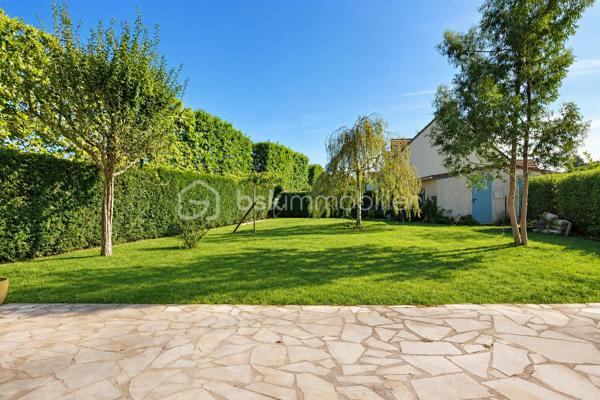 📍 Serris – à deux pas de Val d’Europe, de Disneyland Paris et de la Vallée Village !
Et si vous pouviez profiter d’un cadre de vie calme, familial et recherché, tout en restant à proximité immédiate de tout ce qui compte ?

Bienvenue dans cette belle maison traditionnelle indépendante, située dans un environnement privilégié, au calme du bourg, sur une parcelle de 561 m².
Au rez-de-chaussée :
• 🚪 Une entrée
• 🍽️ Une cuisine indépendante
• ☀️ Un double séjour lumineux, exposé Est
• 🔥 Un poêle à bois très récent
• 🚻 Des WC séparés 
• 🚗 Un double garage avec accès à l’avant comme à l’arrière de la maison, permettant de rejoindre directement le jardin

À l’extérieur, vous découvrirez un véritable espace de vie avec plus de 450 m² de jardin, une terrasse faisant le tour de la maison mais surtout aucun vis-à-vis, pour profiter pleinement de votre extérieur en toute tranquillité ! 

À l’étage :
🛏️ 4 belles chambres, chacune équipée de son placard
✨ Une suite parentale avec salle d’eau moderne entièrement rénovée
🛁 Une salle de bains 
🚻 Des WC indépendants

 Un étage entièrement rénové, prêt à accueillir votre famille.

Le rez-de-chaussée nécessite quant à lui des travaux de remise en état et de modernisation, offrant ainsi la possibilité de repenser les espaces selon vos envies.

 Des équipements et améliorations déjà réalisés ces dernières années :
✔️ Chaudière récente de 2023
✔️ VMC remplacée en 2023
✔️ Isolation des combles refaite en 2023
✔️ Radiateurs remplacés en 2021
✔️ Double vitrage
✔️ Volets PVC renforcé metal 
✔️ Maison construite sur vide sanitaire
✔️ Assainissement conforme
✔️ Fibre optique
✔️ Réducteur de pression récent
✔️ Filtre à eau
✔️ DPE : C ⭐

Le véritable atout de pouvoir vivre dans un secteur recherché, à proximité de Val d’Europe, Disneyland Paris, la Vallée Village et du RER A, tout en conservant le calme et l’esprit familial d’un environnement résidentiel.
- La proximité sans les nuisances.
- Le calme sans être isolé.
- L’espace et l’intimité à quelques minutes des pôles les plus prisés du secteur.

📩 Vous souhaitez découvrir cette maison et son environnement ? Contactez-moi pour en savoir plus ou organiser une visite au 06 78 06 00 98