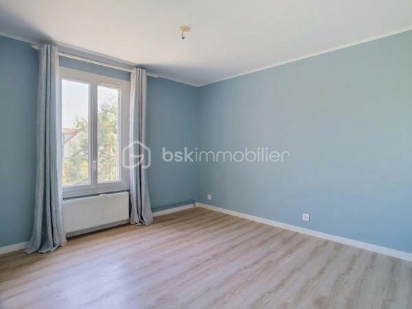📍 Serris – à deux pas de Val d’Europe, de Disneyland Paris et de la Vallée Village !
Et si vous pouviez profiter d’un cadre de vie calme, familial et recherché, tout en restant à proximité immédiate de tout ce qui compte ?

Bienvenue dans cette belle maison traditionnelle indépendante, située dans un environnement privilégié, au calme du bourg, sur une parcelle de 561 m².
Au rez-de-chaussée :
• 🚪 Une entrée
• 🍽️ Une cuisine indépendante
• ☀️ Un double séjour lumineux, exposé Est
• 🔥 Un poêle à bois très récent
• 🚻 Des WC séparés 
• 🚗 Un double garage avec accès à l’avant comme à l’arrière de la maison, permettant de rejoindre directement le jardin

À l’extérieur, vous découvrirez un véritable espace de vie avec plus de 450 m² de jardin, une terrasse faisant le tour de la maison mais surtout aucun vis-à-vis, pour profiter pleinement de votre extérieur en toute tranquillité ! 

À l’étage :
🛏️ 4 belles chambres, chacune équipée de son placard
✨ Une suite parentale avec salle d’eau moderne entièrement rénovée
🛁 Une salle de bains 
🚻 Des WC indépendants

 Un étage entièrement rénové, prêt à accueillir votre famille.

Le rez-de-chaussée nécessite quant à lui des travaux de remise en état et de modernisation, offrant ainsi la possibilité de repenser les espaces selon vos envies.

 Des équipements et améliorations déjà réalisés ces dernières années :
✔️ Chaudière récente de 2023
✔️ VMC remplacée en 2023
✔️ Isolation des combles refaite en 2023
✔️ Radiateurs remplacés en 2021
✔️ Double vitrage
✔️ Volets PVC renforcé metal 
✔️ Maison construite sur vide sanitaire
✔️ Assainissement conforme
✔️ Fibre optique
✔️ Réducteur de pression récent
✔️ Filtre à eau
✔️ DPE : C ⭐

Le véritable atout de pouvoir vivre dans un secteur recherché, à proximité de Val d’Europe, Disneyland Paris, la Vallée Village et du RER A, tout en conservant le calme et l’esprit familial d’un environnement résidentiel.
- La proximité sans les nuisances.
- Le calme sans être isolé.
- L’espace et l’intimité à quelques minutes des pôles les plus prisés du secteur.

📩 Vous souhaitez découvrir cette maison et son environnement ? Contactez-moi pour en savoir plus ou organiser une visite au 06 78 06 00 98