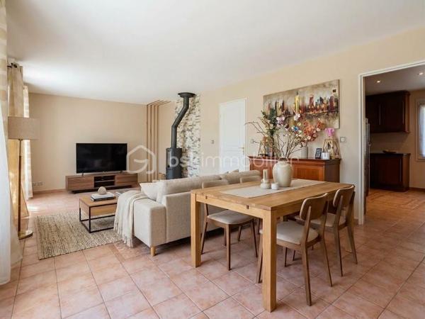📍 Serris – à deux pas de Val d’Europe, de Disneyland Paris et de la Vallée Village !
Et si vous pouviez profiter d’un cadre de vie calme, familial et recherché, tout en restant à proximité immédiate de tout ce qui compte ?

Bienvenue dans cette belle maison traditionnelle indépendante, située dans un environnement privilégié, au calme du bourg, sur une parcelle de 561 m².
Au rez-de-chaussée :
• 🚪 Une entrée
• 🍽️ Une cuisine indépendante
• ☀️ Un double séjour lumineux, exposé Est
• 🔥 Un poêle à bois très récent
• 🚻 Des WC séparés 
• 🚗 Un double garage avec accès à l’avant comme à l’arrière de la maison, permettant de rejoindre directement le jardin

À l’extérieur, vous découvrirez un véritable espace de vie avec plus de 450 m² de jardin, une terrasse faisant le tour de la maison mais surtout aucun vis-à-vis, pour profiter pleinement de votre extérieur en toute tranquillité ! 

À l’étage :
🛏️ 4 belles chambres, chacune équipée de son placard
✨ Une suite parentale avec salle d’eau moderne entièrement rénovée
🛁 Une salle de bains 
🚻 Des WC indépendants

 Un étage entièrement rénové, prêt à accueillir votre famille.

Le rez-de-chaussée nécessite quant à lui des travaux de remise en état et de modernisation, offrant ainsi la possibilité de repenser les espaces selon vos envies.

 Des équipements et améliorations déjà réalisés ces dernières années :
✔️ Chaudière récente de 2023
✔️ VMC remplacée en 2023
✔️ Isolation des combles refaite en 2023
✔️ Radiateurs remplacés en 2021
✔️ Double vitrage
✔️ Volets PVC renforcé metal 
✔️ Maison construite sur vide sanitaire
✔️ Assainissement conforme
✔️ Fibre optique
✔️ Réducteur de pression récent
✔️ Filtre à eau
✔️ DPE : C ⭐

Le véritable atout de pouvoir vivre dans un secteur recherché, à proximité de Val d’Europe, Disneyland Paris, la Vallée Village et du RER A, tout en conservant le calme et l’esprit familial d’un environnement résidentiel.
- La proximité sans les nuisances.
- Le calme sans être isolé.
- L’espace et l’intimité à quelques minutes des pôles les plus prisés du secteur.

📩 Vous souhaitez découvrir cette maison et son environnement ? Contactez-moi pour en savoir plus ou organiser une visite au 06 78 06 00 98